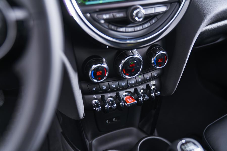 Детали интерьера Mini Cooper S (F56) 2018 года  (WW) (фото 96 из 196)